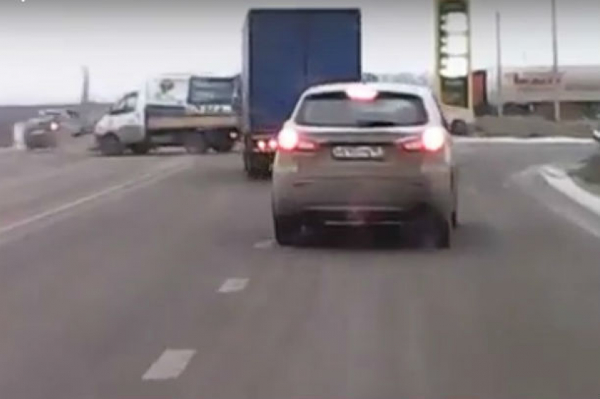 Жесткое наказание грубо нарушившего правила водителя грузовика под Ростовом попало на видео 
