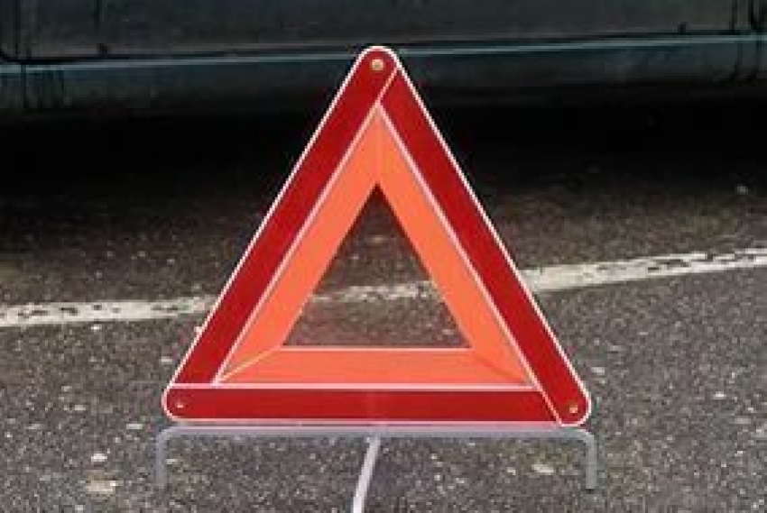 На трассе М-4 «Дон» УАЗ зажало между двумя большегрузами, погиб пассажир