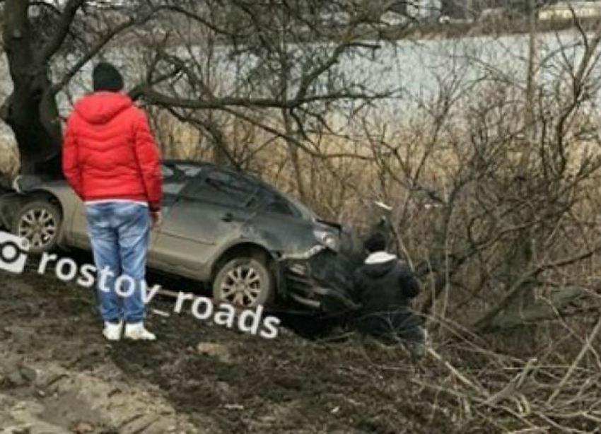 Иномарка зацепила припаркованный автобус и улетела в кусты на «аномальном» месте Ростова