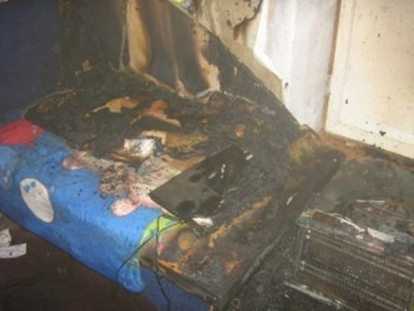 Прикованный к постели инвалид едва не сгорел в своей квартире в страшном пожаре в Ростовской области