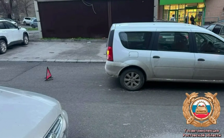 Внезапно вышедший из-за припаркованного авто 9-летний ребёнок едва не погиб под колёсами легковушки во дворе в Ростове