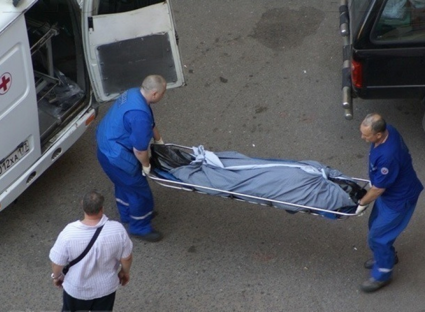 На перекрестке возле остановки в Ростове у мужчины остановилось сердце