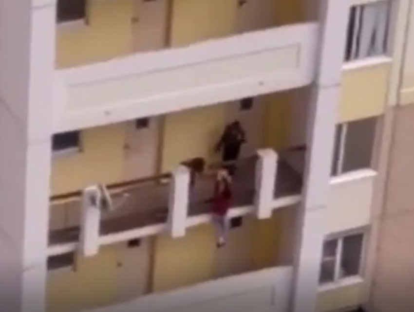 Опасные трюки подростков на балконе высотки в Ростове напугали очевидцев