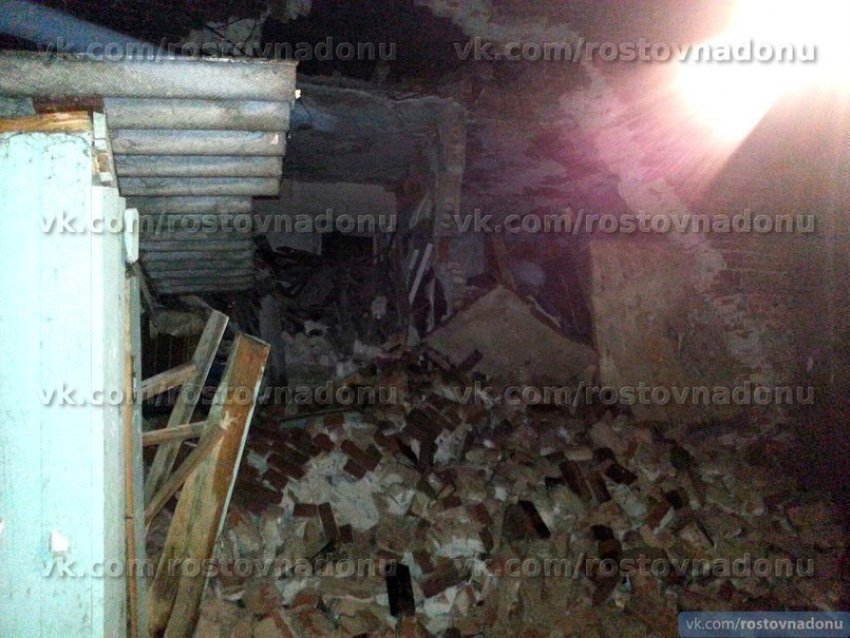 Ростовчанку едва не завалило рухнувшей стеной дома