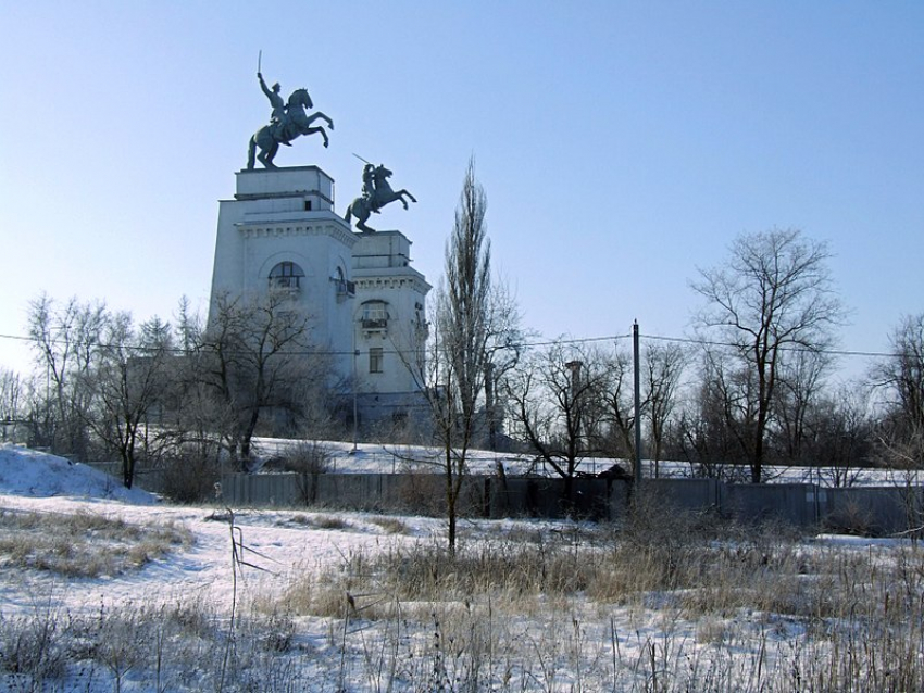 «Стояли насмерть, защищая ворота Кавказа»: скульптуры казаков в Волгодонске напоминают о мужестве воинов