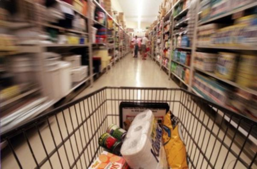 Бедный ростовчанин, угрожая ножом, украл корзину с продуктами из супермаркета