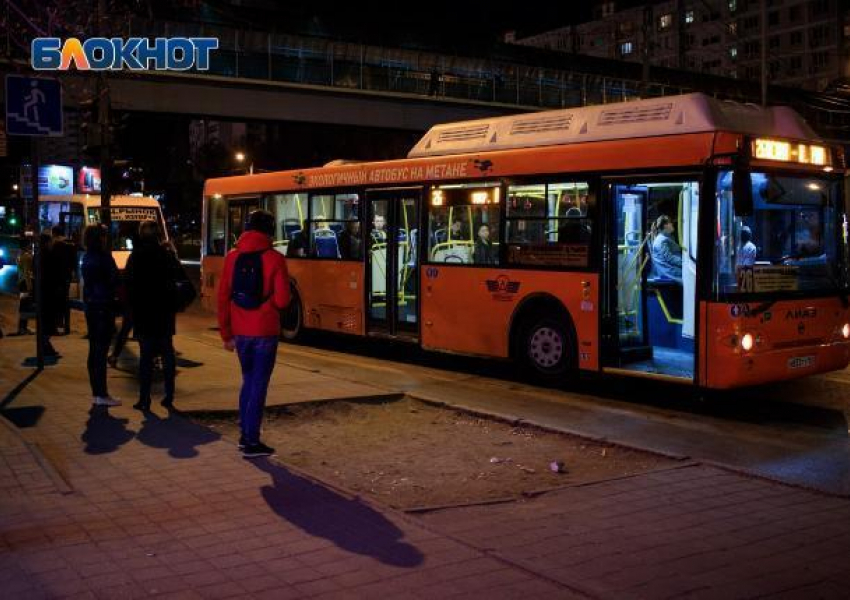 Власти Ростова обещали, что автобусы будут ходить до полуночи. Выясняем, так ли это