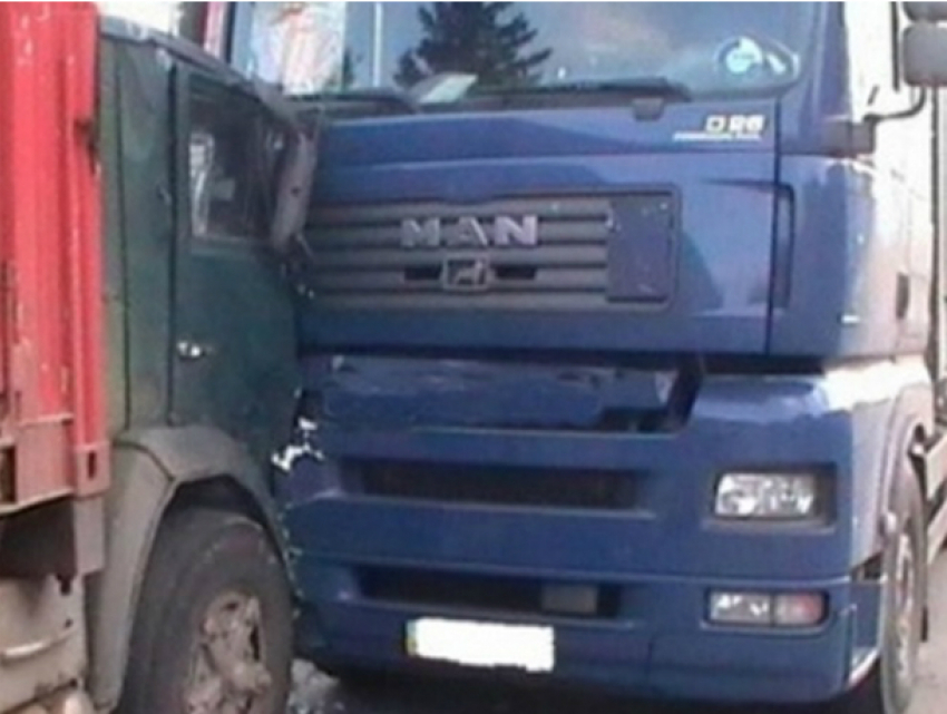 Водитель КамАЗа погиб в страшном лобовом ДТП с фурой на трассе Ростовской области