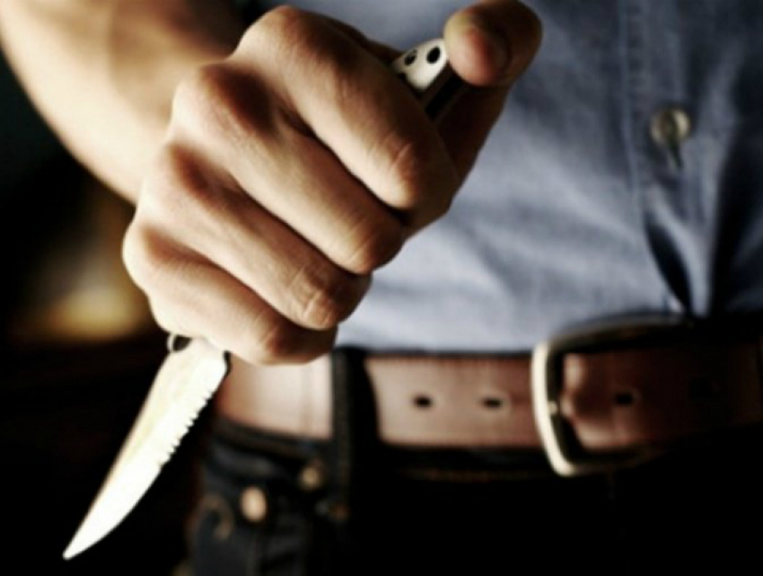 Молодому мужчине вспороли ножом живот во дворе собственного дома в Ростове