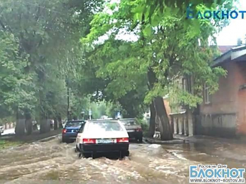 В Новочеркасске из-за проливных дождей оказались затопленными несколько улиц