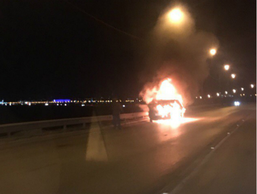 Объятая адским пламенем иномарка выгорела дотла на глазах у спасшегося водителя под Ростовом