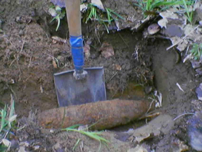 Боевой снаряд случайно откопал во дворе своего дома житель Ростовской области