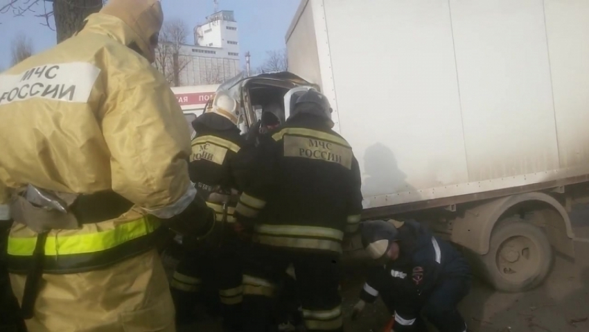 В Ростове на Доватора водитель «Газели» врезался в дерево и впал в кому