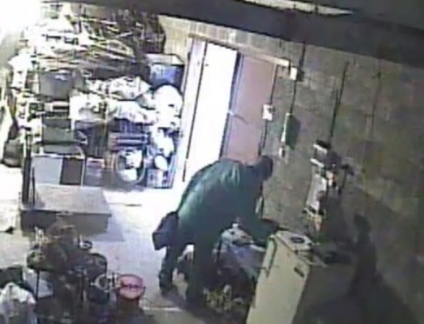 В Волгодонске мужчина украл из гаража крупную сумму денег и попал на видео