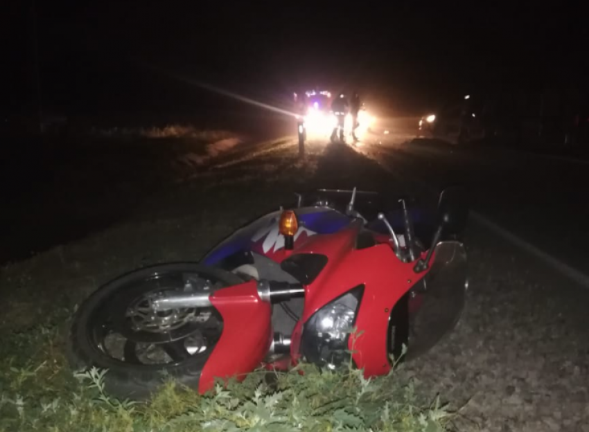 Мужчина и 12-летний ребенок разбились на мотоцикле в Ростовской области