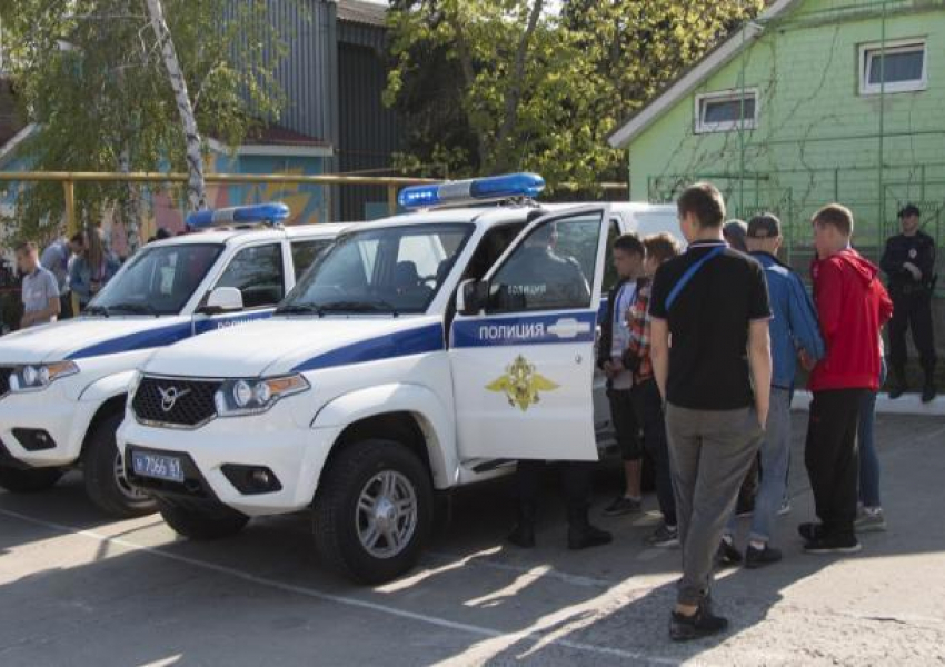 В Ростове осудили полицейского, избившего подростка из-за наклейки на машине