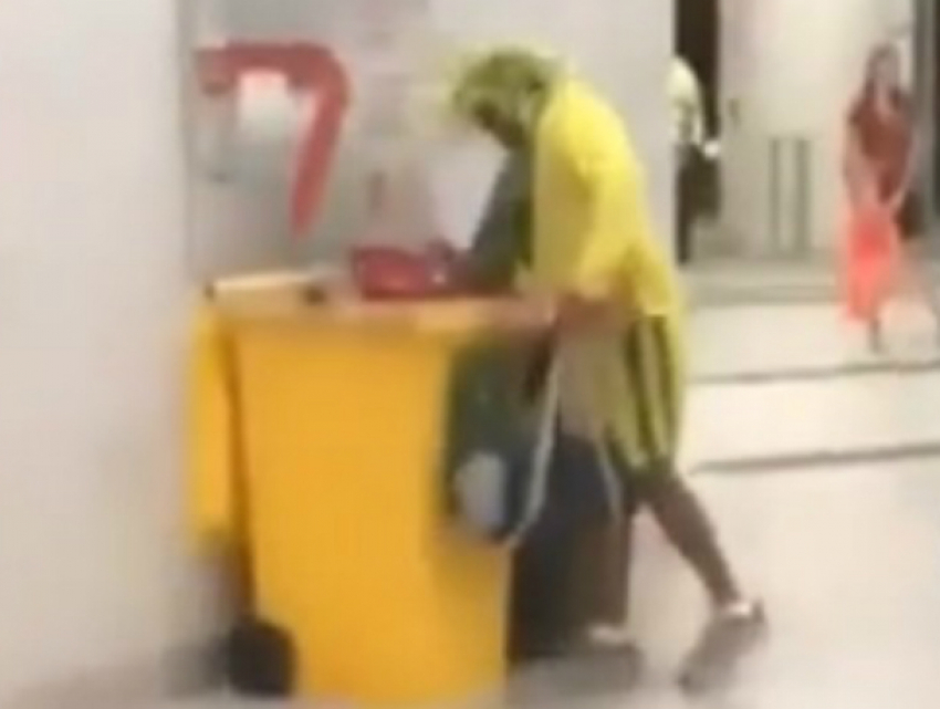 Собирающий трофеи в мусорке бразильский болельщик удивил ростовчан на видео