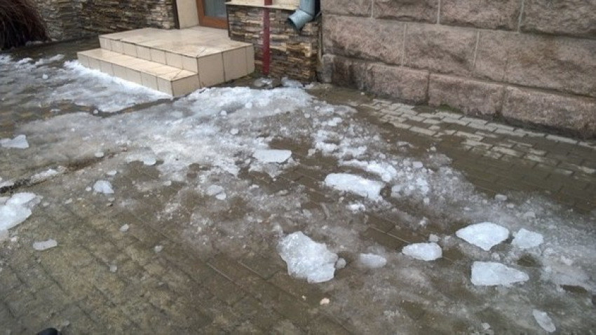 В центре Ростова с крыши упал кусок льда