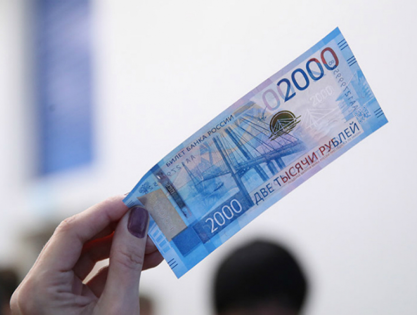 Сотрудники торговых точек отказываются обслуживать владельцев новых банкнот в Ростове