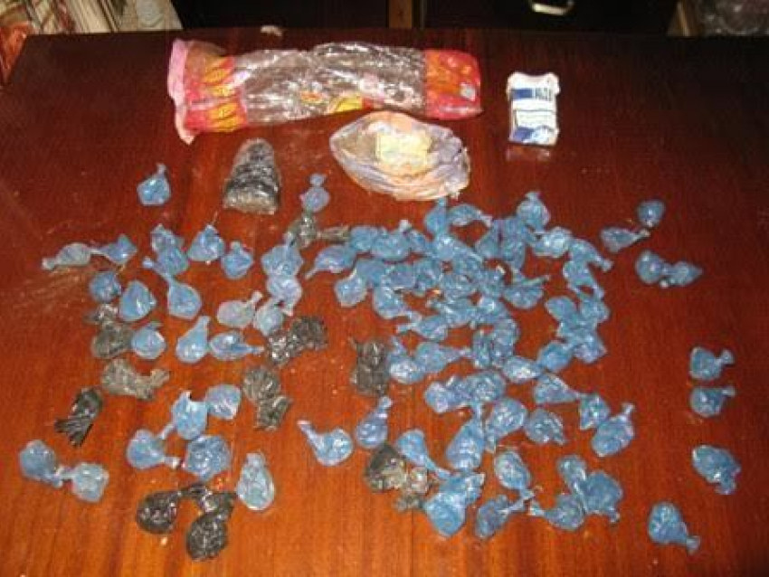 У 29-летнего мужчины в Ростове изъяли больше килограмма героина, предназначенного для заключенных