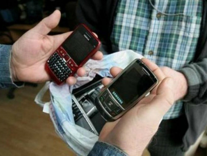 Молодые люди под предлогом «посмотреть телефон» грабили салоны сотовой связи в Ростове