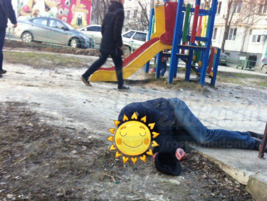 Ростовские дети обсудили лежащего на их площадке мужчину: «мертвый или нет»