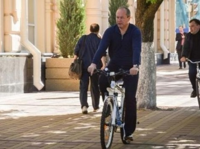 Глава администрации Ростова пообещал отказаться от своей крутой машины и крутить педали велосипеда