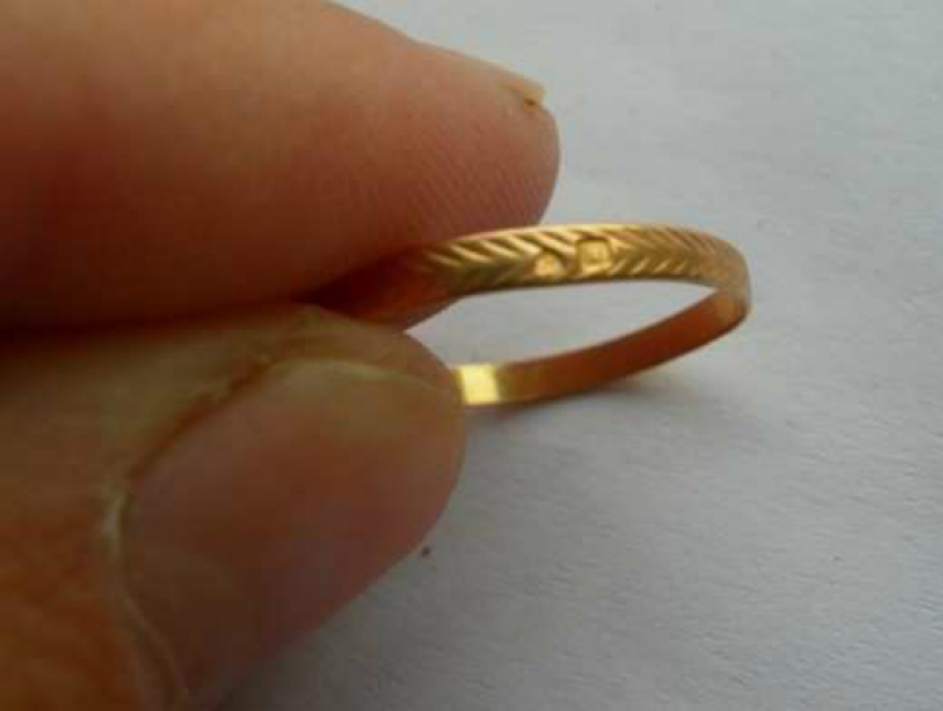 Золотое колечко «подарил» маленький окунь счастливой супруге рыболова из Ростова
