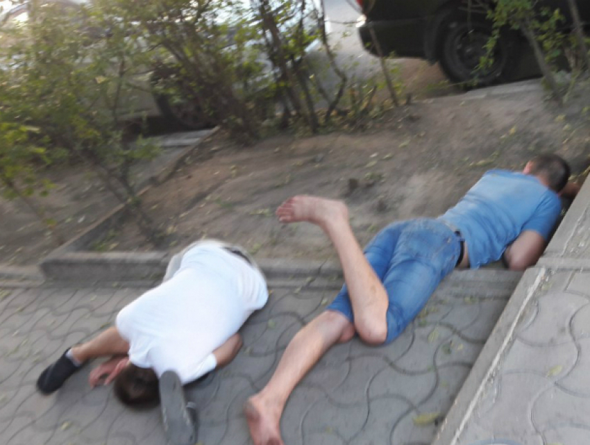 Уснувшие в «интересных» позах на асфальте уличные «йоги» рассмешили жителей Ростова