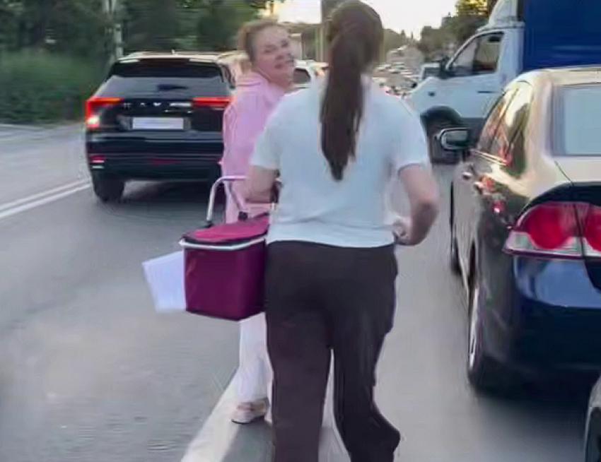 В Ростове придумали новый бизнес — пирожки и блинчики прямо в очередях на АЗС