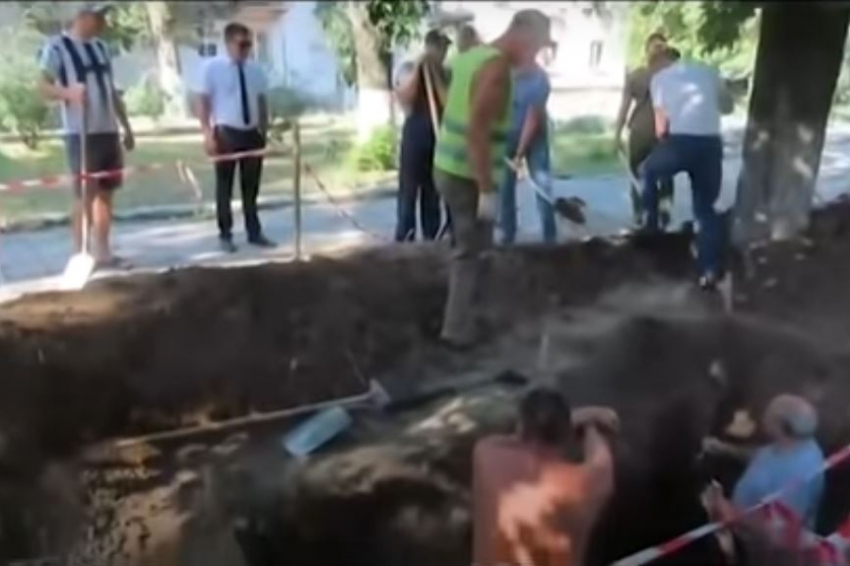 Археологи, которых в Азове начали засыпать землей во время работы, обратились в полицию