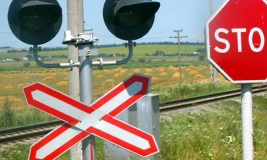 Поезд «Ростов-Сальск» смял легковушку на переезде — водитель не пострадал
