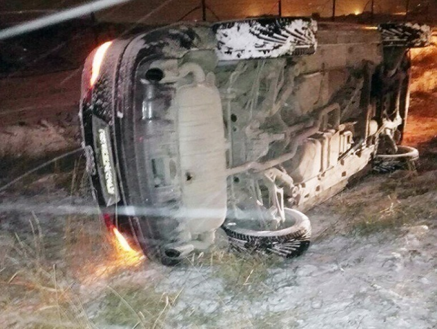 Опубликовано жуткое фото перевернувшейся иномарки на снежной дороге в Таганроге