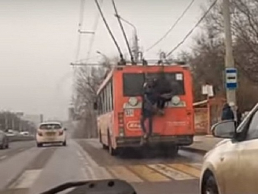 Безрассудные и опасные «покатушки» двух подростков на троллейбусе шокировали ростовчан 