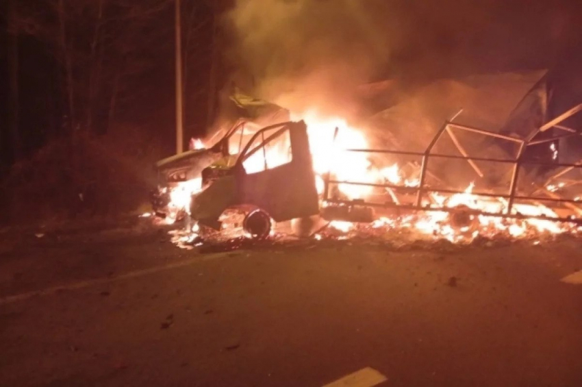 Четыре грузопассажирские газели сгорели в одном дворе в Ростовской области