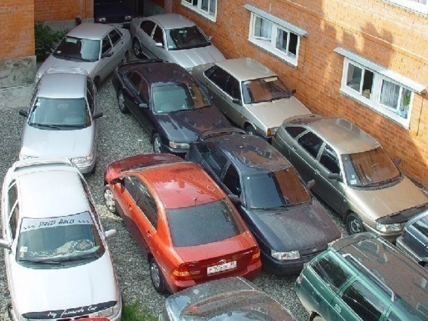 Ростовчане высказались против незаконных парковок, перекрыв въезд другим авто