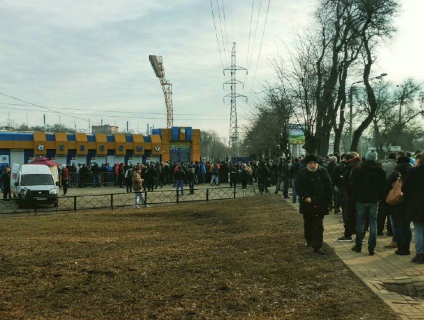 Штурмом начали брать кассы болельщики «Ростова» в начале продажи билетов на битву с «МЮ"