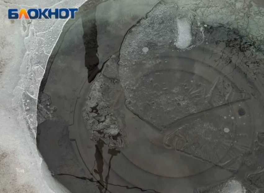 В Ростове прорвало люк и образовался ледяной «бассейн»   