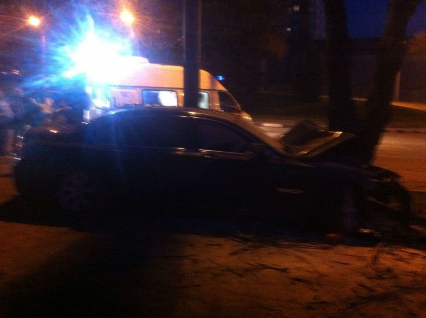 Ростовчанин на БМВ-7 на скорости снес знак и врезался в дерево