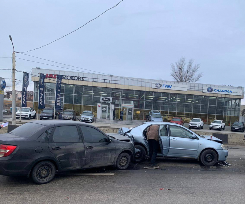 В больницу попала 9-летняя девочка после тройного ДТП в Ростове