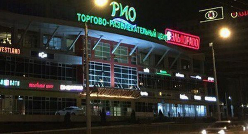 Стритрейсеров выгнали с парковки «Рио"