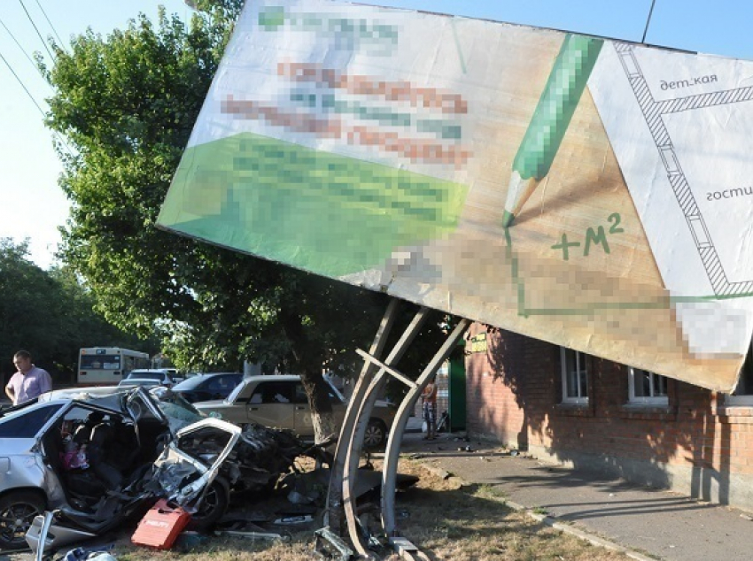 В Ростове «ВАЗ-2112» протаранил рекламный щит: 1 погиб, 1 травмирован. Фото