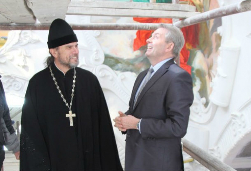Мэр Батайска с иконой публично просит прощения у населения