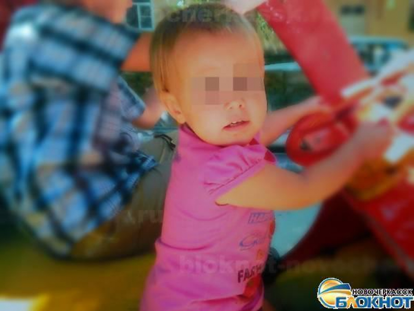 В Новочеркасске из окна второго этажа выпала 2-летняя девочка