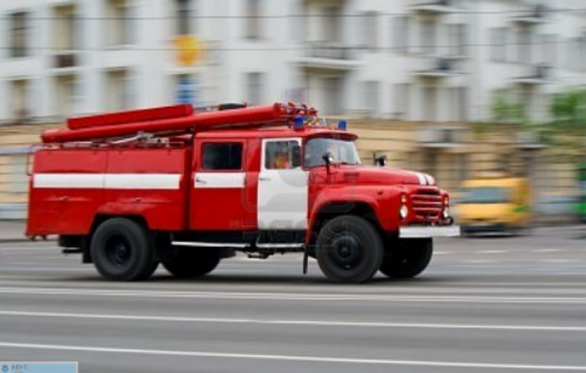 Во дворе РУВД Пролетарского района горят автомобили