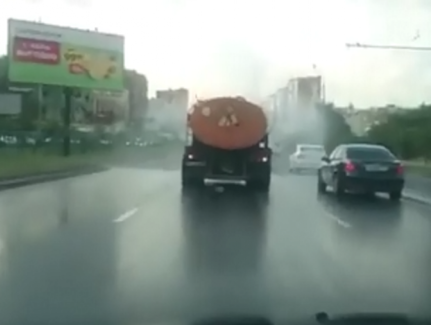 В Ростове поливальная машина устроила «душ» проезжающим автомобилям