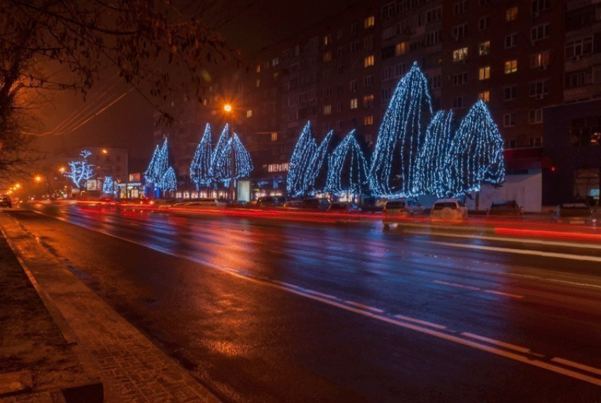 В Ростове начали украшать улицы к Новому году