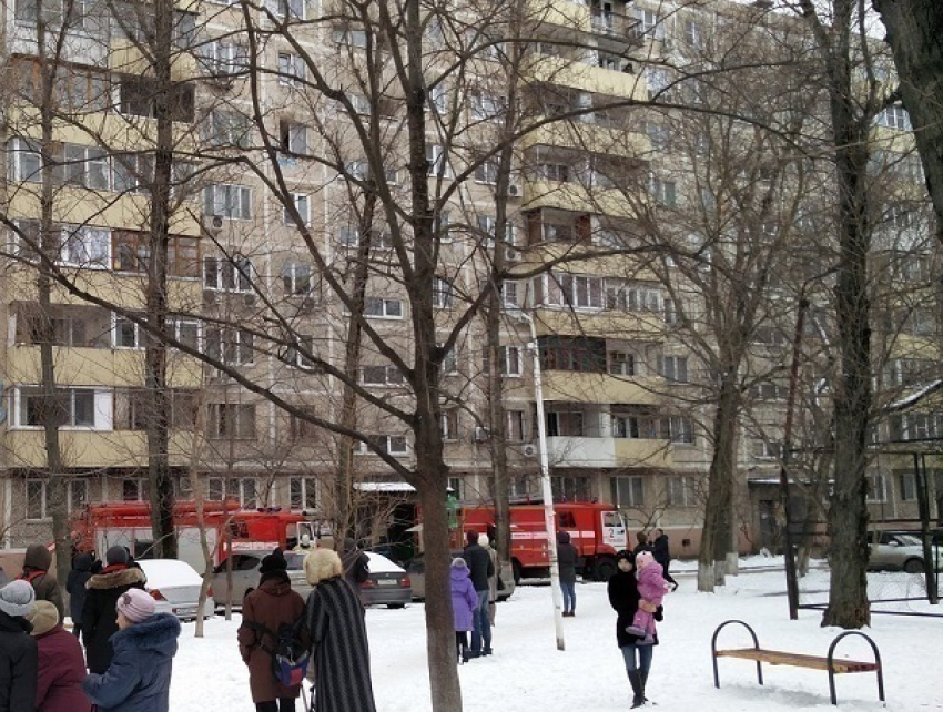 Жильцов многоэтажного дома эвакуировали из-за пожара в Ростове
