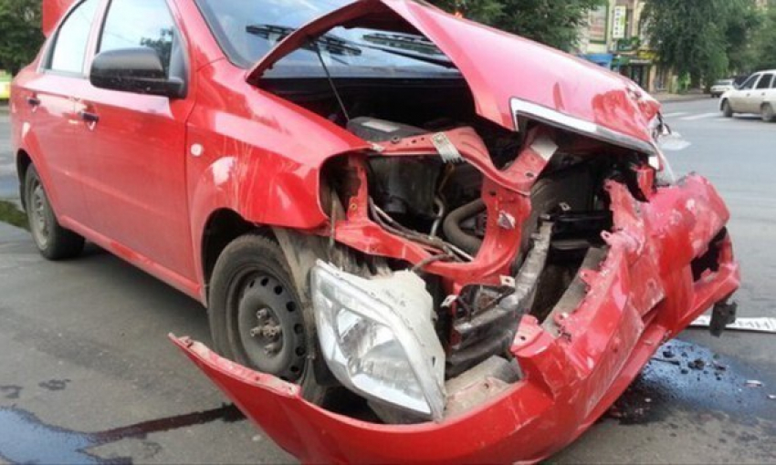 В Ростове водитель Mazda устроил ДТП и попытался скрыться с места происшествия