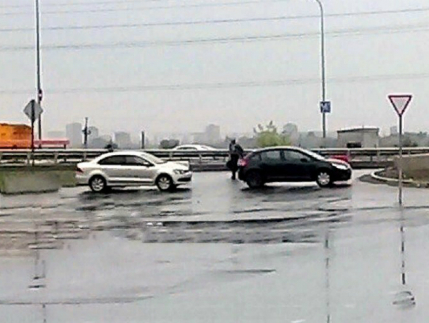 Шокировало закрытием парковки руководство «Мегамага» разъяренных водителей Ростова